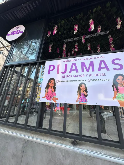 Aviso de pijamas al por mayor y al detal en la bodega de Vamope