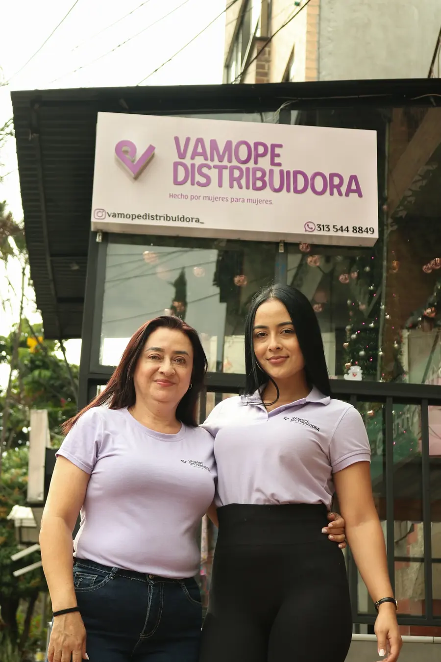 Liliana y Valentina, fundadoras de Vamope, frente a la bodega en Medellín